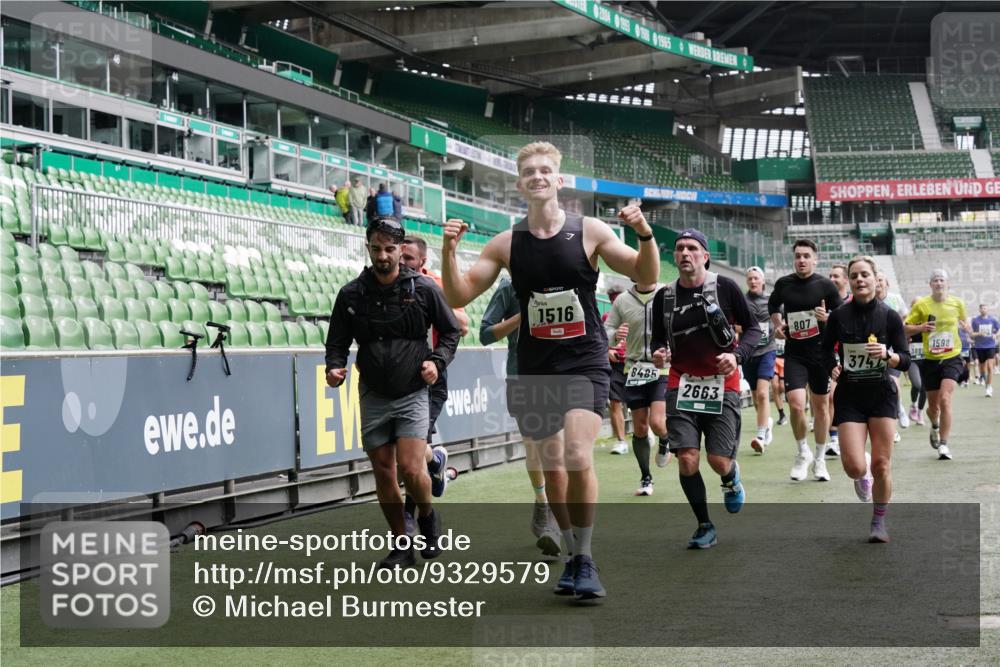 05.10.2025 - 20. swb-Marathon Bremen Michael Burmester http://msf.ph/oto/9329579 05.10.2025 12:59:16 Laufen im Stadion 27, 99, 219, 226, 586, 667, 807, 1043, 1229, 1516, 1598, 1619, 1711, 1843, 1854, 2496, 2663, 2797, 2941, 2945, 3086, 3087, 3141, 3252, 3615, 3747, 3791, 3888, 4095, 4113, 4380, 4395, 4486, 4522, 4783, 4827, 4909, 4967, 5123, 5510, 5530, 5584, 5722, 5808, 5878, 5891, 6007, 6030, 6113, 6374, 6561, 6624, 6672, 6882, 7169, 7185, 7201, 7262, 7311, 7312, 7398, 7421, 7467, 7511, 7550, 7906, 7929, 8097, 8214, 8247, 8355, 8372, 8485, 8539, 8981, 9024, 9072, 10526, 726 meine-sportfotos.de