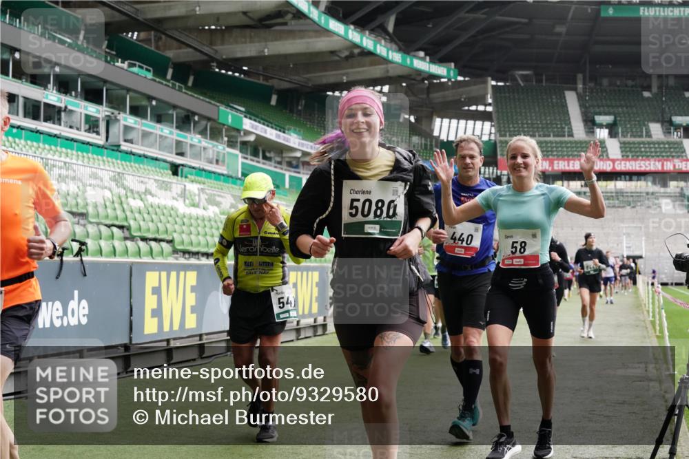 05.10.2025 - 20. swb-Marathon Bremen Michael Burmester http://msf.ph/oto/9329580 05.10.2025 13:01:12 Laufen im Stadion 52, 58, 72, 152, 156, 335, 440, 488, 546, 979, 1082, 1182, 1238, 1273, 1423, 1893, 1968, 1973, 1998, 2096, 2102, 2196, 2235, 2330, 2369, 2433, 2446, 2565, 2661, 2668, 2706, 2712, 2806, 2822, 2918, 2995, 3209, 3360, 3387, 3604, 3662, 3663, 3877, 3979, 4128, 4216, 4263, 4329, 4502, 4618, 4788, 5011, 5048, 5080, 5121, 5150, 5183, 5272, 5329, 5414, 5663, 5727, 5752, 5836, 5841, 5985, 6027, 6057, 6082, 6440, 6523, 47, 283, 491, 498, 575, 694, 1017, 1116, 1606, 2518, 2745, 2915 meine-sportfotos.de