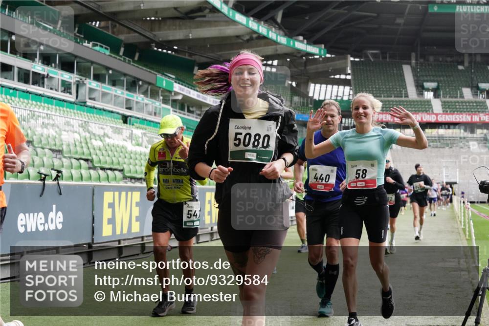 05.10.2025 - 20. swb-Marathon Bremen Michael Burmester http://msf.ph/oto/9329584 05.10.2025 13:01:12 Laufen im Stadion 52, 58, 72, 152, 156, 335, 440, 488, 546, 979, 1082, 1182, 1238, 1273, 1423, 1893, 1968, 1973, 1998, 2096, 2102, 2196, 2235, 2330, 2369, 2433, 2446, 2565, 2661, 2668, 2706, 2712, 2806, 2822, 2918, 2995, 3209, 3360, 3387, 3604, 3662, 3663, 3877, 3979, 4128, 4216, 4263, 4329, 4502, 4618, 4788, 5011, 5048, 5080, 5121, 5150, 5183, 5272, 5329, 5414, 5663, 5727, 5752, 5836, 5841, 5985, 6027, 6057, 6082, 6440, 6523, 47, 283, 491, 498, 575, 694, 1017, 1116, 1606, 2518, 2745, 2915 meine-sportfotos.de