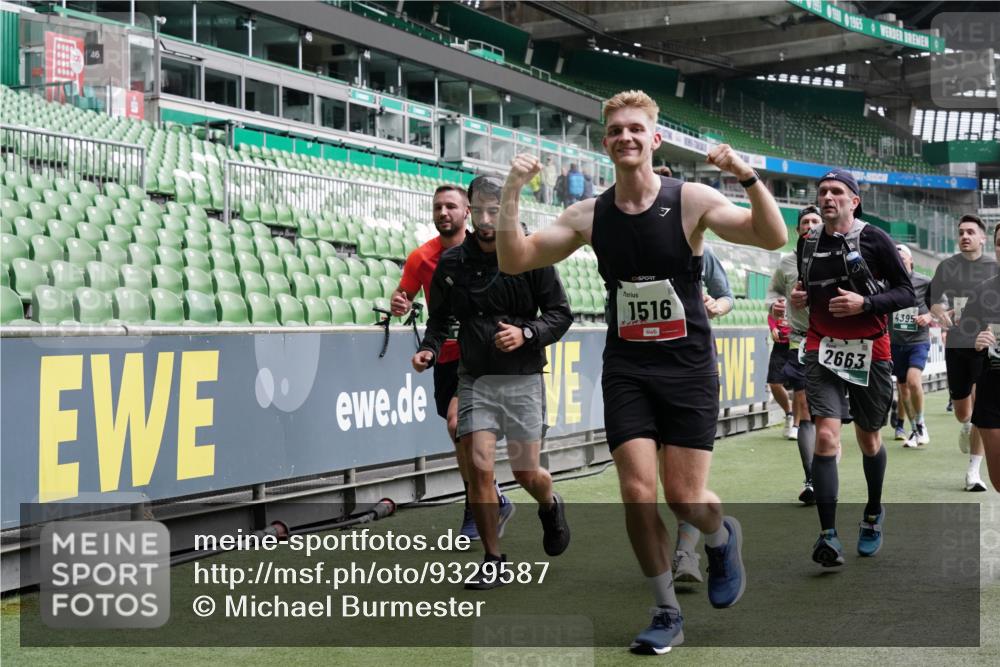 05.10.2025 - 20. swb-Marathon Bremen Michael Burmester http://msf.ph/oto/9329587 05.10.2025 12:59:16 Laufen im Stadion 27, 99, 219, 226, 586, 667, 807, 1043, 1229, 1516, 1598, 1619, 1711, 1843, 1854, 2496, 2663, 2797, 2941, 2945, 3086, 3087, 3141, 3252, 3615, 3747, 3791, 3888, 4095, 4113, 4380, 4395, 4486, 4522, 4783, 4827, 4909, 4967, 5123, 5510, 5530, 5584, 5722, 5808, 5878, 5891, 6007, 6030, 6113, 6374, 6561, 6624, 6672, 6882, 7169, 7185, 7201, 7262, 7311, 7312, 7398, 7421, 7467, 7511, 7550, 7906, 7929, 8097, 8214, 8247, 8355, 8372, 8485, 8539, 8981, 9024, 9072, 10526, 726 meine-sportfotos.de