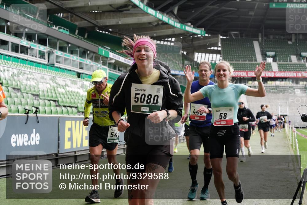 05.10.2025 - 20. swb-Marathon Bremen Michael Burmester http://msf.ph/oto/9329588 05.10.2025 13:01:12 Laufen im Stadion 52, 58, 72, 152, 156, 335, 440, 488, 546, 979, 1082, 1182, 1238, 1273, 1423, 1893, 1968, 1973, 1998, 2096, 2102, 2196, 2235, 2330, 2369, 2433, 2446, 2565, 2661, 2668, 2706, 2712, 2806, 2822, 2918, 2995, 3209, 3360, 3387, 3604, 3662, 3663, 3877, 3979, 4128, 4216, 4263, 4329, 4502, 4618, 4788, 5011, 5048, 5080, 5121, 5150, 5183, 5272, 5329, 5414, 5663, 5727, 5752, 5836, 5841, 5985, 6027, 6057, 6082, 6440, 6523, 47, 283, 491, 498, 575, 694, 1017, 1116, 1606, 2518, 2745, 2915 meine-sportfotos.de
