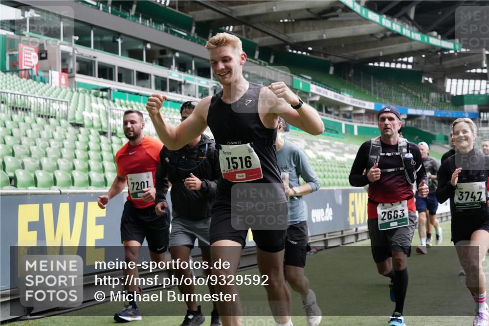 05.10.2025 - 20. swb-Marathon Bremen Michael Burmester http://msf.ph/oto/9329592 05.10.2025 12:59:17 Laufen im Stadion 27, 99, 219, 226, 586, 667, 807, 1043, 1229, 1516, 1598, 1619, 1711, 1843, 1854, 2496, 2663, 2797, 2941, 2945, 3086, 3087, 3141, 3252, 3615, 3747, 3791, 3888, 4095, 4113, 4380, 4395, 4486, 4522, 4536, 4783, 4827, 4909, 4967, 5123, 5510, 5530, 5584, 5722, 5808, 5878, 5891, 6007, 6030, 6113, 6374, 6561, 6624, 6672, 6882, 7169, 7185, 7201, 7262, 7311, 7312, 7398, 7421, 7467, 7511, 7550, 7906, 7929, 8097, 8214, 8247, 8355, 8372, 8485, 8539, 8981, 9024, 9072, 10526, 726 meine-sportfotos.de