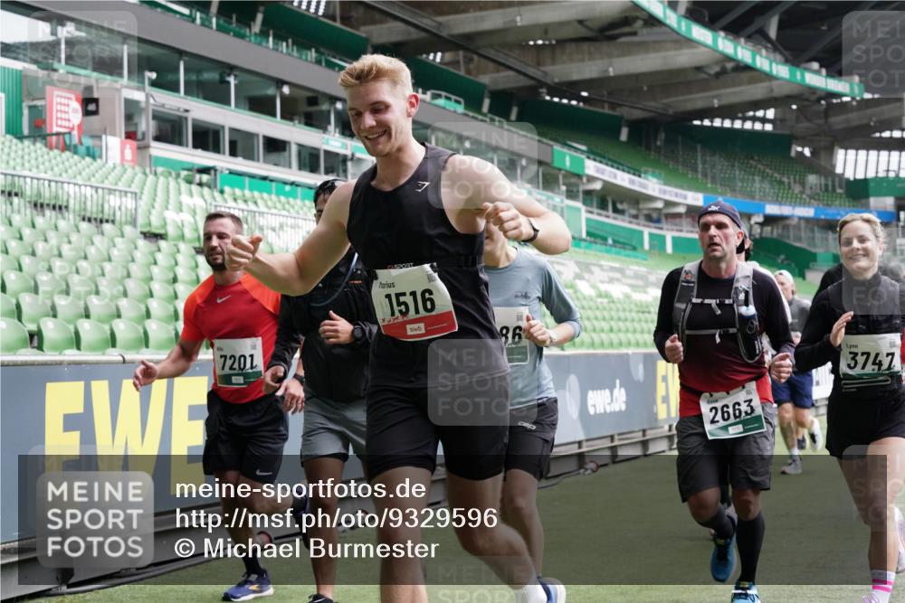 05.10.2025 - 20. swb-Marathon Bremen Michael Burmester http://msf.ph/oto/9329596 05.10.2025 12:59:17 Laufen im Stadion 27, 99, 219, 226, 586, 667, 807, 1043, 1229, 1516, 1598, 1619, 1711, 1843, 1854, 2496, 2663, 2797, 2941, 2945, 3086, 3087, 3141, 3252, 3615, 3747, 3791, 3888, 4095, 4113, 4380, 4395, 4486, 4522, 4536, 4783, 4827, 4909, 4967, 5123, 5510, 5530, 5584, 5722, 5808, 5878, 5891, 6007, 6030, 6113, 6374, 6561, 6624, 6672, 6882, 7169, 7185, 7201, 7262, 7311, 7312, 7398, 7421, 7467, 7511, 7550, 7906, 7929, 8097, 8214, 8247, 8355, 8372, 8485, 8539, 8981, 9024, 9072, 10526, 726 meine-sportfotos.de