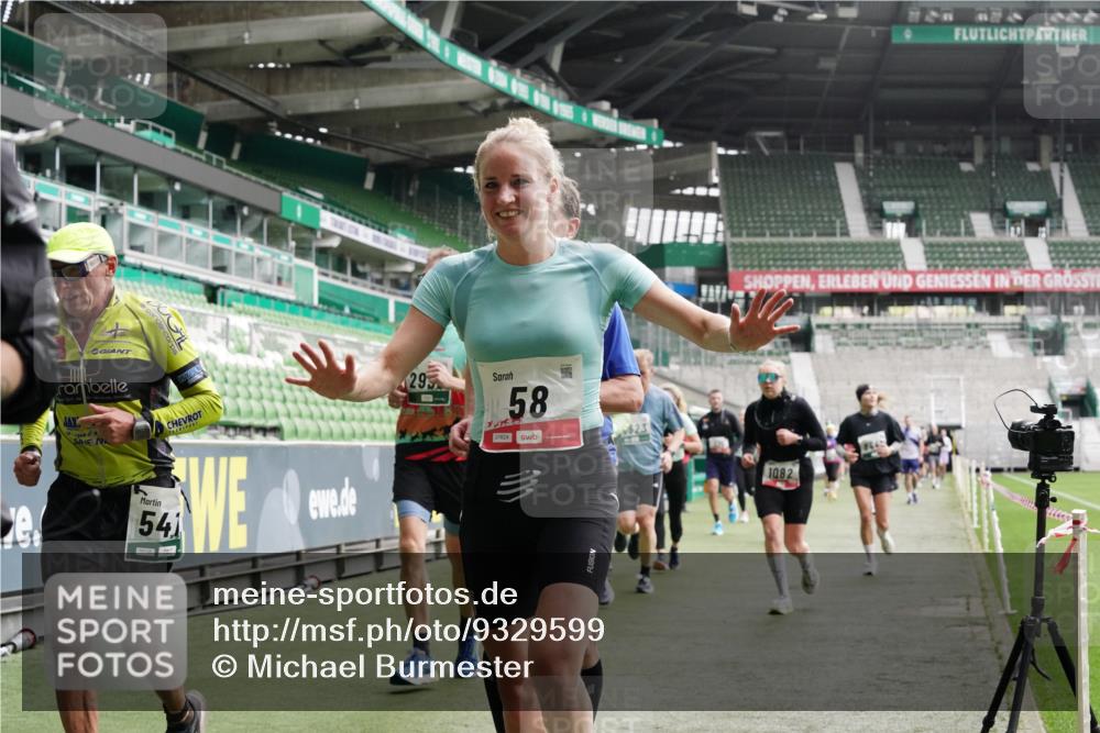 05.10.2025 - 20. swb-Marathon Bremen Michael Burmester http://msf.ph/oto/9329599 05.10.2025 13:01:13 Laufen im Stadion 52, 58, 72, 152, 156, 335, 440, 488, 546, 979, 1082, 1182, 1238, 1273, 1423, 1893, 1968, 1973, 1998, 2096, 2102, 2196, 2235, 2330, 2369, 2433, 2446, 2565, 2661, 2668, 2706, 2712, 2806, 2822, 2918, 2995, 3209, 3360, 3387, 3604, 3662, 3663, 3877, 3979, 4128, 4216, 4263, 4329, 4502, 4618, 4788, 5011, 5048, 5080, 5121, 5150, 5183, 5272, 5329, 5414, 5663, 5727, 5752, 5836, 5841, 5985, 6027, 6057, 6082, 6440, 6523, 47, 283, 491, 498, 575, 694, 1017, 1116, 1606, 2518, 2745, 2915 meine-sportfotos.de