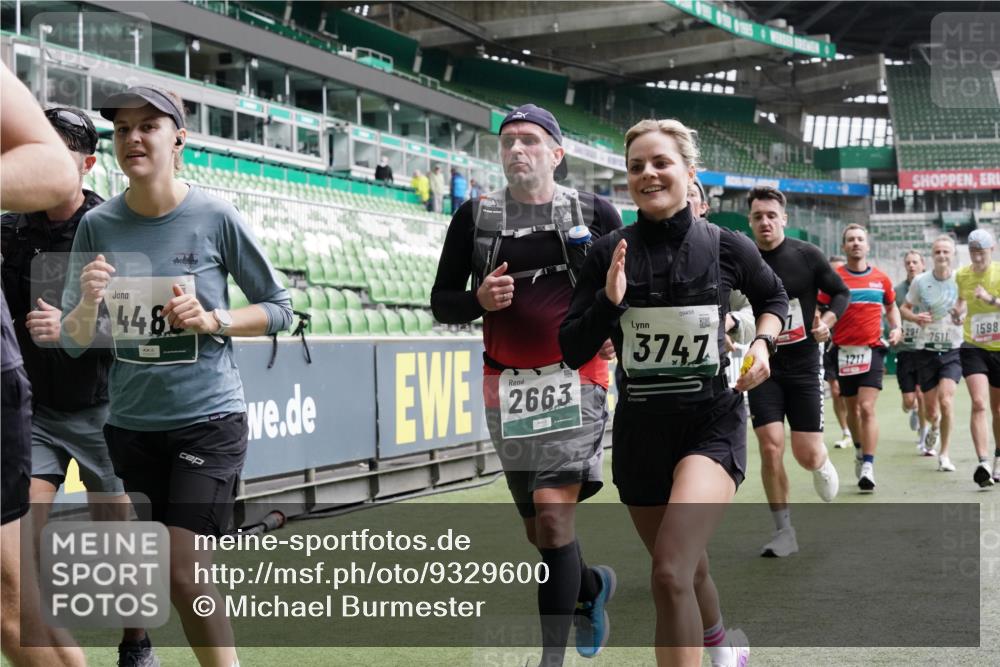 05.10.2025 - 20. swb-Marathon Bremen Michael Burmester http://msf.ph/oto/9329600 05.10.2025 12:59:18 Laufen im Stadion 27, 99, 219, 226, 586, 667, 807, 1043, 1229, 1516, 1598, 1619, 1711, 1843, 1854, 2496, 2663, 2797, 2941, 2945, 3086, 3087, 3141, 3252, 3615, 3747, 3791, 3888, 4095, 4113, 4380, 4395, 4486, 4522, 4536, 4783, 4827, 4909, 4967, 5123, 5510, 5530, 5584, 5722, 5808, 5878, 5891, 6007, 6030, 6113, 6374, 6561, 6624, 6882, 7169, 7185, 7201, 7262, 7311, 7312, 7398, 7421, 7467, 7511, 7550, 7906, 7929, 8097, 8214, 8247, 8355, 8372, 8485, 8539, 8981, 9024, 9072, 10526, 726 meine-sportfotos.de