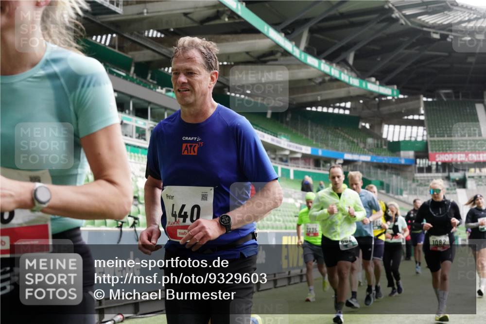 05.10.2025 - 20. swb-Marathon Bremen Michael Burmester http://msf.ph/oto/9329603 05.10.2025 13:01:14 Laufen im Stadion 52, 58, 72, 152, 156, 335, 440, 488, 546, 979, 1082, 1182, 1238, 1273, 1423, 1893, 1968, 1973, 1996, 1998, 2096, 2102, 2196, 2235, 2330, 2369, 2433, 2446, 2565, 2661, 2668, 2706, 2712, 2806, 2822, 2918, 2995, 3209, 3360, 3387, 3604, 3662, 3663, 3877, 3979, 4128, 4216, 4263, 4329, 4502, 4618, 4788, 5011, 5048, 5080, 5121, 5150, 5183, 5272, 5329, 5414, 5663, 5727, 5752, 5836, 5841, 5985, 6027, 6057, 6082, 6440, 6523, 47, 283, 498, 575, 694, 1017, 1116, 2518, 2745, 2915 meine-sportfotos.de