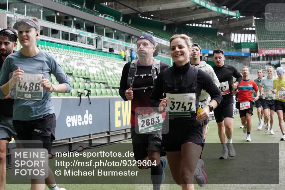 05.10.2025 - 20. swb-Marathon Bremen Michael Burmester http://msf.ph/oto/9329604 05.10.2025 12:59:18 Laufen im Stadion 27, 99, 219, 226, 586, 667, 807, 1043, 1229, 1516, 1598, 1619, 1711, 1843, 1854, 2496, 2663, 2797, 2941, 2945, 3086, 3087, 3141, 3252, 3615, 3747, 3791, 3888, 4095, 4113, 4380, 4395, 4486, 4522, 4536, 4783, 4827, 4909, 4967, 5123, 5510, 5530, 5584, 5722, 5808, 5878, 5891, 6007, 6030, 6113, 6374, 6561, 6624, 6882, 7169, 7185, 7201, 7262, 7311, 7312, 7398, 7421, 7467, 7511, 7550, 7906, 7929, 8097, 8214, 8247, 8355, 8372, 8485, 8539, 8981, 9024, 9072, 10526, 726 meine-sportfotos.de