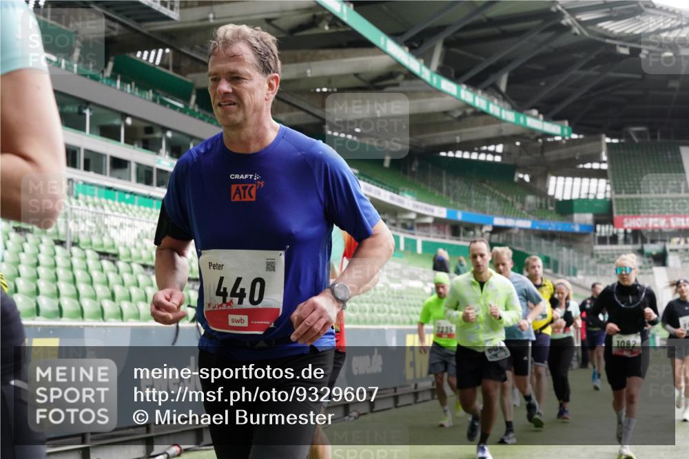05.10.2025 - 20. swb-Marathon Bremen Michael Burmester http://msf.ph/oto/9329607 05.10.2025 13:01:14 Laufen im Stadion 52, 58, 72, 152, 156, 335, 440, 488, 546, 979, 1082, 1182, 1238, 1273, 1423, 1893, 1968, 1973, 1996, 1998, 2096, 2102, 2196, 2235, 2330, 2369, 2433, 2446, 2565, 2661, 2668, 2706, 2712, 2806, 2822, 2918, 2995, 3209, 3360, 3387, 3604, 3662, 3663, 3877, 3979, 4128, 4216, 4263, 4329, 4502, 4618, 4788, 5011, 5048, 5080, 5121, 5150, 5183, 5272, 5329, 5414, 5663, 5727, 5752, 5836, 5841, 5985, 6027, 6057, 6082, 6440, 6523, 47, 283, 498, 575, 694, 1017, 1116, 2518, 2745, 2915 meine-sportfotos.de