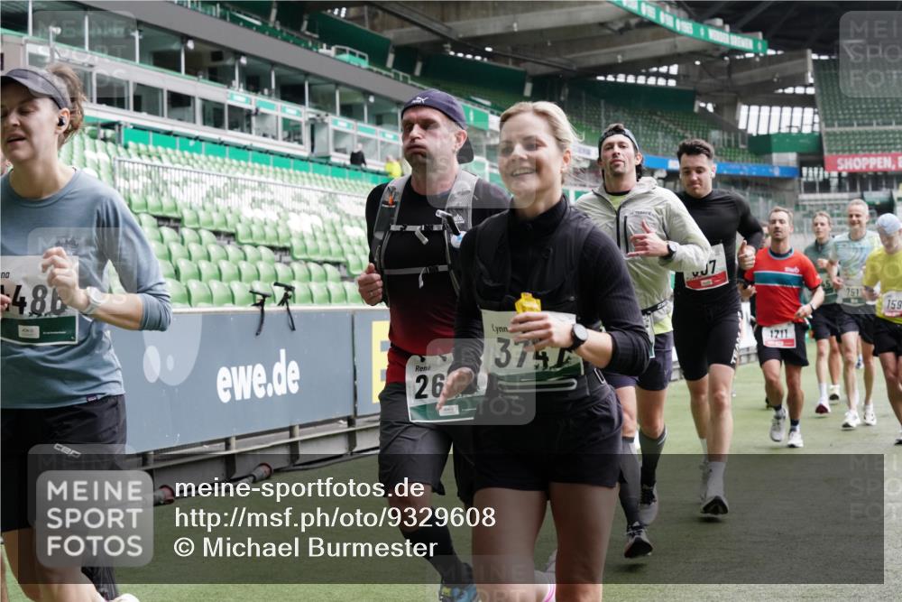 05.10.2025 - 20. swb-Marathon Bremen Michael Burmester http://msf.ph/oto/9329608 05.10.2025 12:59:18 Laufen im Stadion 27, 99, 219, 226, 586, 667, 807, 1043, 1229, 1516, 1598, 1619, 1711, 1843, 1854, 2496, 2663, 2797, 2941, 2945, 3086, 3087, 3141, 3252, 3615, 3747, 3791, 3888, 4095, 4113, 4380, 4395, 4486, 4522, 4536, 4783, 4827, 4909, 4967, 5123, 5510, 5530, 5584, 5722, 5808, 5878, 5891, 6007, 6030, 6113, 6374, 6561, 6624, 6882, 7169, 7185, 7201, 7262, 7311, 7312, 7398, 7421, 7467, 7511, 7550, 7906, 7929, 8097, 8214, 8247, 8355, 8372, 8485, 8539, 8981, 9024, 9072, 10526, 726 meine-sportfotos.de
