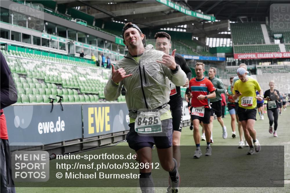 05.10.2025 - 20. swb-Marathon Bremen Michael Burmester http://msf.ph/oto/9329612 05.10.2025 12:59:19 Laufen im Stadion 27, 99, 219, 226, 586, 667, 807, 1043, 1229, 1516, 1598, 1711, 1843, 1854, 2496, 2663, 2797, 2941, 2945, 3086, 3087, 3141, 3252, 3615, 3747, 3791, 3888, 4095, 4113, 4380, 4395, 4486, 4522, 4536, 4783, 4827, 4909, 4967, 5123, 5493, 5510, 5530, 5584, 5722, 5808, 5878, 5891, 6007, 6030, 6374, 6561, 6624, 6882, 7169, 7185, 7201, 7262, 7311, 7312, 7398, 7421, 7467, 7511, 7550, 7906, 7929, 8097, 8214, 8247, 8355, 8372, 8485, 8539, 8981, 9024, 9072, 10526, 726 meine-sportfotos.de