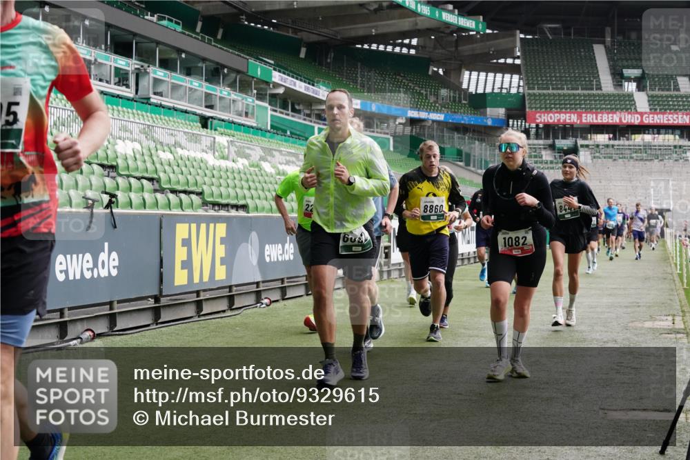 05.10.2025 - 20. swb-Marathon Bremen Michael Burmester http://msf.ph/oto/9329615 05.10.2025 13:01:15 Laufen im Stadion 52, 58, 72, 152, 156, 335, 440, 488, 546, 672, 979, 1082, 1182, 1238, 1273, 1423, 1893, 1968, 1973, 1996, 1998, 2096, 2102, 2196, 2235, 2330, 2369, 2433, 2446, 2565, 2661, 2668, 2706, 2712, 2806, 2822, 2918, 2995, 3209, 3360, 3387, 3604, 3662, 3663, 3877, 3979, 4128, 4216, 4263, 4329, 4618, 4788, 5011, 5048, 5080, 5121, 5150, 5183, 5272, 5329, 5414, 5663, 5727, 5752, 5836, 5841, 5985, 6057, 6082, 6440, 6523, 47, 283, 498, 575, 694, 1017, 1116, 2518, 2745, 2915 meine-sportfotos.de
