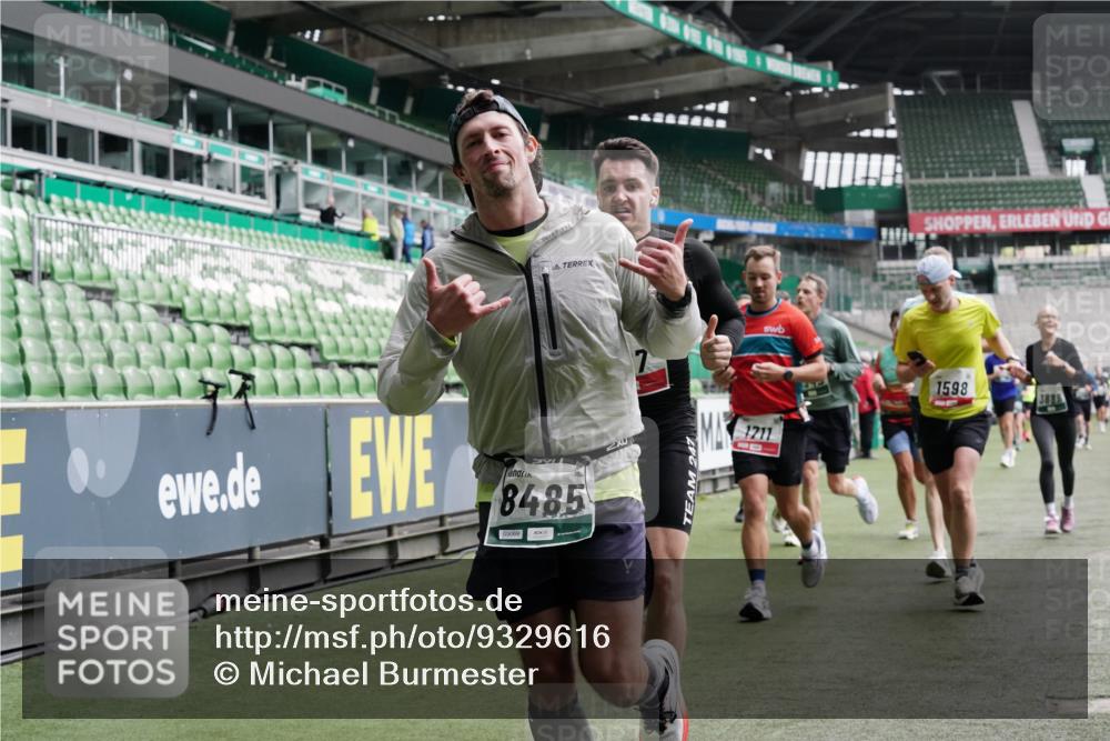 05.10.2025 - 20. swb-Marathon Bremen Michael Burmester http://msf.ph/oto/9329616 05.10.2025 12:59:19 Laufen im Stadion 27, 99, 219, 226, 586, 667, 807, 1043, 1229, 1516, 1598, 1711, 1843, 1854, 2496, 2663, 2797, 2941, 2945, 3086, 3087, 3141, 3252, 3615, 3747, 3791, 3888, 4095, 4113, 4380, 4395, 4486, 4522, 4536, 4783, 4827, 4909, 4967, 5123, 5493, 5510, 5530, 5584, 5722, 5808, 5878, 5891, 6007, 6030, 6374, 6561, 6624, 6882, 7169, 7185, 7201, 7262, 7311, 7312, 7398, 7421, 7467, 7511, 7550, 7906, 7929, 8097, 8214, 8247, 8355, 8372, 8485, 8539, 8981, 9024, 9072, 10526, 726 meine-sportfotos.de