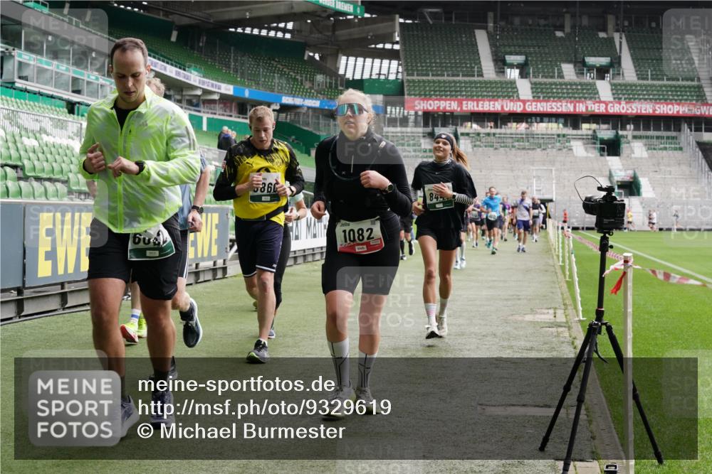 05.10.2025 - 20. swb-Marathon Bremen Michael Burmester http://msf.ph/oto/9329619 05.10.2025 13:01:16 Laufen im Stadion 52, 58, 72, 152, 156, 335, 440, 488, 546, 672, 979, 1082, 1182, 1238, 1273, 1423, 1893, 1968, 1973, 1996, 1998, 2096, 2102, 2196, 2235, 2330, 2369, 2433, 2446, 2565, 2661, 2668, 2706, 2712, 2806, 2822, 2918, 2995, 3209, 3360, 3387, 3604, 3662, 3663, 3877, 3979, 4128, 4216, 4263, 4329, 4618, 4788, 5011, 5048, 5080, 5121, 5150, 5183, 5272, 5329, 5414, 5663, 5727, 5752, 5836, 5841, 5985, 6082, 6440, 6523, 47, 52, 283, 498, 575, 694, 1017, 1116, 2518, 2745 meine-sportfotos.de