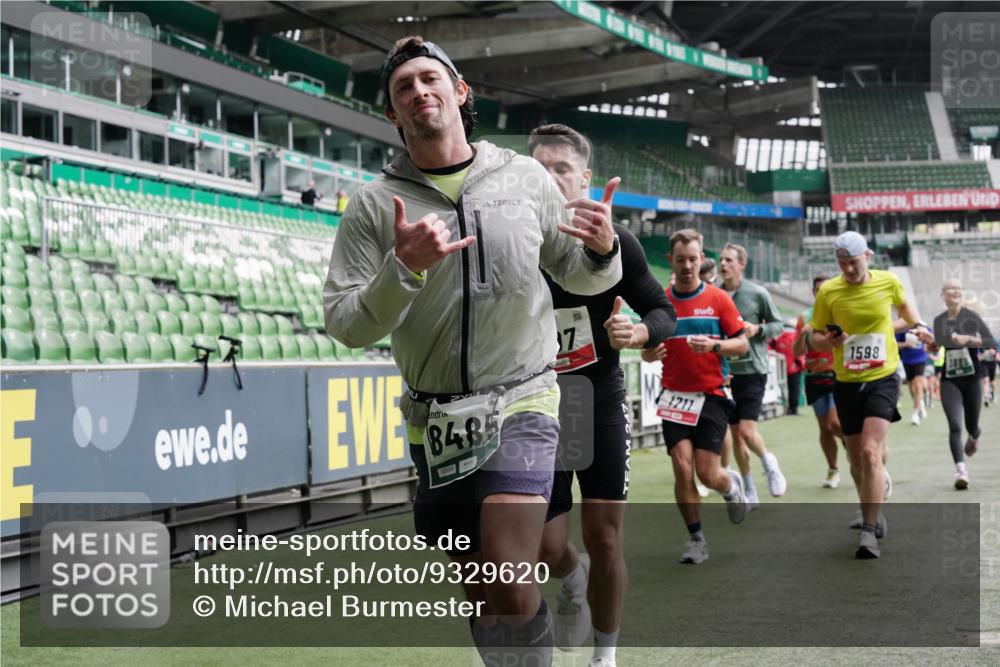 05.10.2025 - 20. swb-Marathon Bremen Michael Burmester http://msf.ph/oto/9329620 05.10.2025 12:59:19 Laufen im Stadion 27, 99, 219, 226, 586, 667, 807, 1043, 1229, 1516, 1598, 1711, 1843, 1854, 2496, 2663, 2797, 2941, 2945, 3086, 3087, 3141, 3252, 3615, 3747, 3791, 3888, 4095, 4113, 4380, 4395, 4486, 4522, 4536, 4783, 4827, 4909, 4967, 5123, 5493, 5510, 5530, 5584, 5722, 5808, 5878, 5891, 6007, 6030, 6374, 6561, 6624, 6882, 7169, 7185, 7201, 7262, 7311, 7312, 7398, 7421, 7467, 7511, 7550, 7906, 7929, 8097, 8214, 8247, 8355, 8372, 8485, 8539, 8981, 9024, 9072, 10526, 726 meine-sportfotos.de