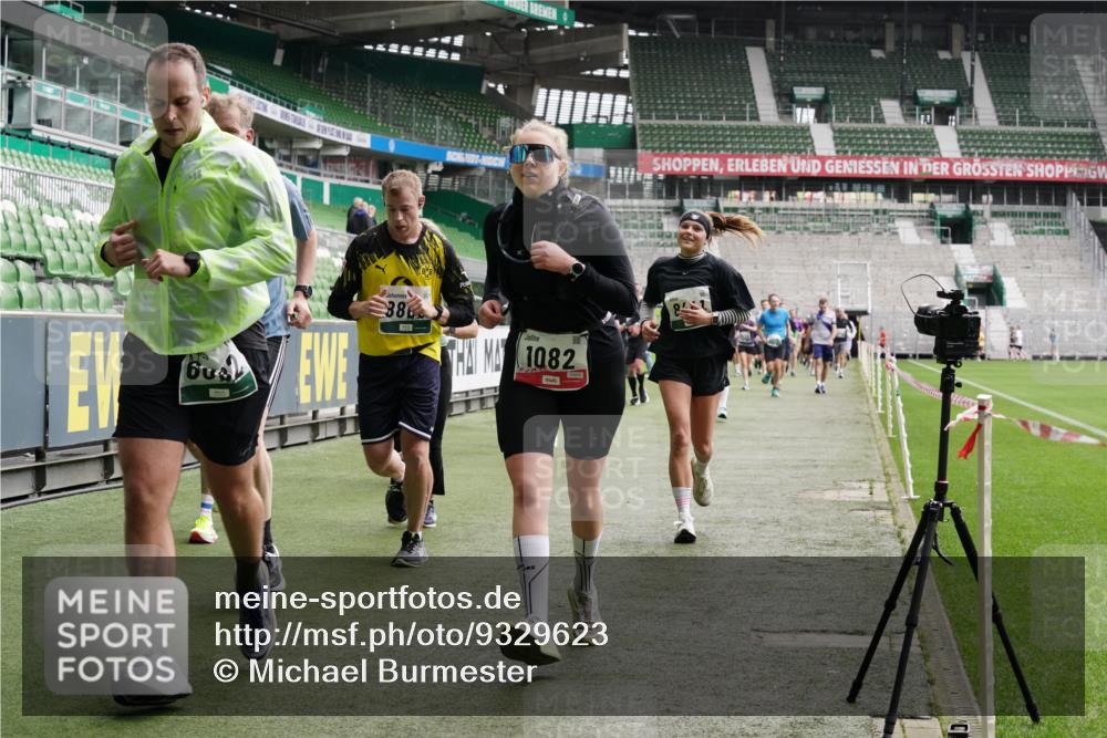 05.10.2025 - 20. swb-Marathon Bremen Michael Burmester http://msf.ph/oto/9329623 05.10.2025 13:01:16 Laufen im Stadion 52, 58, 72, 152, 156, 335, 440, 488, 546, 672, 979, 1082, 1182, 1238, 1273, 1423, 1893, 1968, 1973, 1996, 1998, 2096, 2102, 2196, 2235, 2330, 2369, 2433, 2446, 2565, 2661, 2668, 2706, 2712, 2806, 2822, 2918, 2995, 3209, 3360, 3387, 3604, 3662, 3663, 3877, 3979, 4128, 4216, 4263, 4329, 4618, 4788, 5011, 5048, 5080, 5121, 5150, 5183, 5272, 5329, 5414, 5663, 5727, 5752, 5836, 5841, 5985, 6082, 6440, 6523, 47, 52, 283, 498, 575, 694, 1017, 1116, 2518, 2745 meine-sportfotos.de