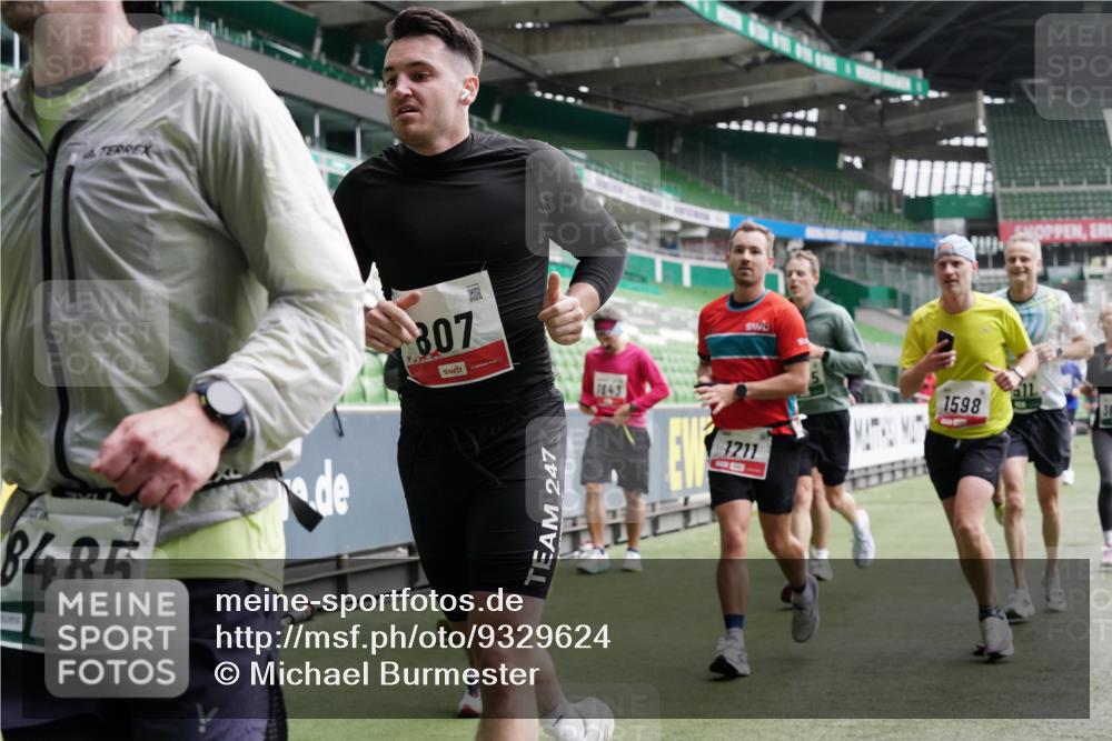 05.10.2025 - 20. swb-Marathon Bremen Michael Burmester http://msf.ph/oto/9329624 05.10.2025 12:59:19 Laufen im Stadion 27, 99, 219, 226, 586, 667, 807, 1043, 1229, 1516, 1598, 1711, 1843, 1854, 2496, 2663, 2797, 2941, 2945, 3086, 3087, 3141, 3252, 3615, 3747, 3791, 3888, 4095, 4113, 4380, 4395, 4486, 4522, 4536, 4783, 4827, 4909, 4967, 5123, 5493, 5510, 5530, 5584, 5722, 5808, 5878, 5891, 6007, 6030, 6374, 6561, 6624, 6882, 7169, 7185, 7201, 7262, 7311, 7312, 7398, 7421, 7467, 7511, 7550, 7906, 7929, 8097, 8214, 8247, 8355, 8372, 8485, 8539, 8981, 9024, 9072, 10526, 726 meine-sportfotos.de