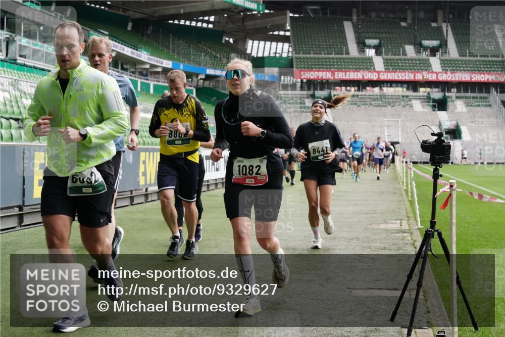 05.10.2025 - 20. swb-Marathon Bremen Michael Burmester http://msf.ph/oto/9329627 05.10.2025 13:01:16 Laufen im Stadion 52, 58, 72, 152, 156, 335, 440, 488, 546, 672, 979, 1082, 1182, 1238, 1273, 1423, 1893, 1968, 1973, 1996, 1998, 2096, 2102, 2196, 2235, 2330, 2369, 2433, 2446, 2565, 2661, 2668, 2706, 2712, 2806, 2822, 2918, 2995, 3209, 3360, 3387, 3604, 3662, 3663, 3877, 3979, 4128, 4216, 4263, 4329, 4618, 4788, 5011, 5048, 5080, 5121, 5150, 5183, 5272, 5329, 5414, 5663, 5727, 5752, 5836, 5841, 5985, 6082, 6440, 6523, 47, 52, 283, 498, 575, 694, 1017, 1116, 2518, 2745 meine-sportfotos.de