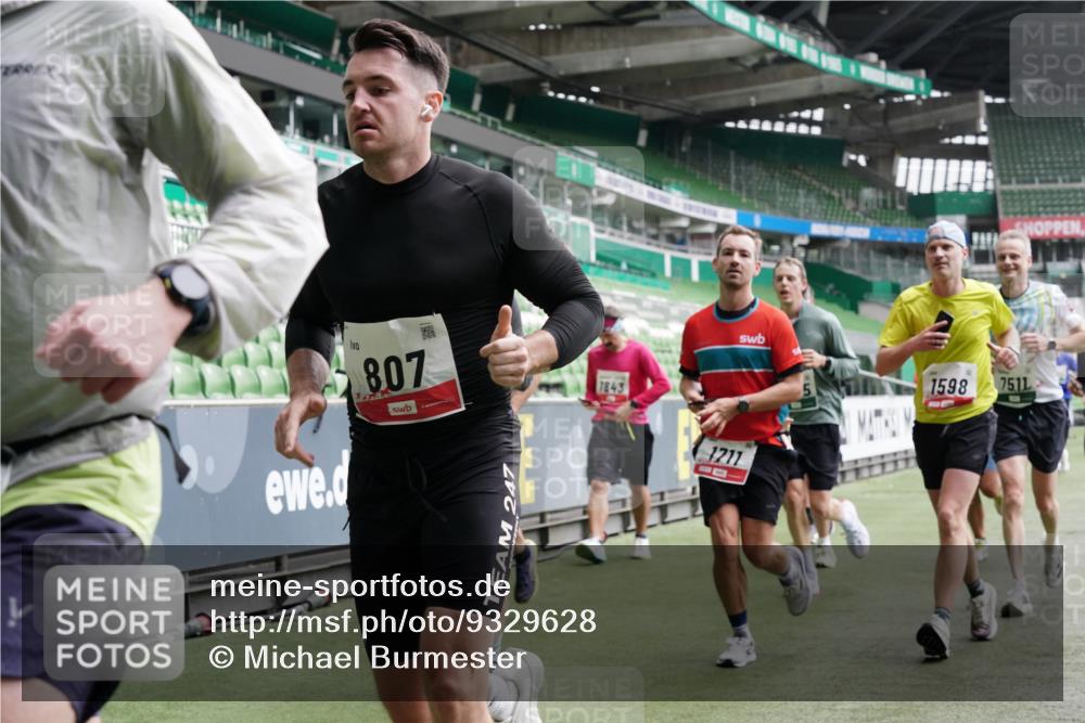 05.10.2025 - 20. swb-Marathon Bremen Michael Burmester http://msf.ph/oto/9329628 05.10.2025 12:59:20 Laufen im Stadion 27, 99, 219, 226, 586, 667, 807, 1043, 1229, 1516, 1598, 1711, 1843, 1854, 2496, 2663, 2797, 2941, 2945, 3086, 3087, 3141, 3615, 3747, 3791, 3888, 4095, 4113, 4380, 4395, 4486, 4522, 4536, 4783, 4827, 4909, 4967, 5123, 5493, 5510, 5530, 5584, 5722, 5808, 5878, 5891, 6007, 6030, 6374, 6561, 6624, 6882, 7169, 7185, 7201, 7262, 7311, 7312, 7398, 7421, 7467, 7511, 7550, 7906, 7929, 8097, 8214, 8247, 8355, 8372, 8485, 8539, 8981, 9024, 9072, 10526, 726 meine-sportfotos.de