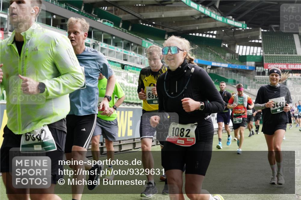 05.10.2025 - 20. swb-Marathon Bremen Michael Burmester http://msf.ph/oto/9329631 05.10.2025 13:01:17 Laufen im Stadion 58, 72, 152, 156, 335, 440, 488, 546, 672, 979, 1082, 1182, 1238, 1273, 1423, 1732, 1893, 1968, 1973, 1996, 1998, 2096, 2102, 2196, 2235, 2330, 2369, 2433, 2446, 2565, 2661, 2668, 2706, 2712, 2806, 2822, 2918, 2995, 3209, 3360, 3387, 3604, 3662, 3663, 3877, 3979, 4086, 4128, 4216, 4263, 4329, 4618, 4788, 5011, 5048, 5080, 5121, 5150, 5183, 5272, 5329, 5414, 5727, 5752, 5836, 5841, 5985, 6082, 6440, 6523, 47, 52, 283, 498, 575, 694, 1017, 1116, 2745 meine-sportfotos.de