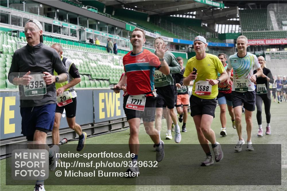05.10.2025 - 20. swb-Marathon Bremen Michael Burmester http://msf.ph/oto/9329632 05.10.2025 12:59:20 Laufen im Stadion 27, 99, 219, 226, 586, 667, 807, 1043, 1229, 1516, 1598, 1711, 1843, 1854, 2496, 2663, 2797, 2941, 2945, 3086, 3087, 3141, 3615, 3747, 3791, 3888, 4095, 4113, 4380, 4395, 4486, 4522, 4536, 4783, 4827, 4909, 4967, 5123, 5493, 5510, 5530, 5584, 5722, 5808, 5878, 5891, 6007, 6030, 6374, 6561, 6624, 6882, 7169, 7185, 7201, 7262, 7311, 7312, 7398, 7421, 7467, 7511, 7550, 7906, 7929, 8097, 8214, 8247, 8355, 8372, 8485, 8539, 8981, 9024, 9072, 10526, 726 meine-sportfotos.de