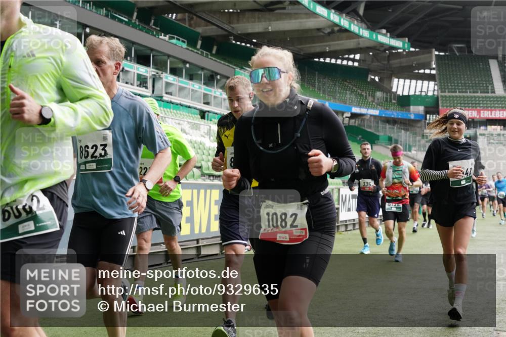 05.10.2025 - 20. swb-Marathon Bremen Michael Burmester http://msf.ph/oto/9329635 05.10.2025 13:01:17 Laufen im Stadion 58, 72, 152, 156, 335, 440, 488, 546, 672, 979, 1082, 1182, 1238, 1273, 1423, 1732, 1893, 1968, 1973, 1996, 1998, 2096, 2102, 2196, 2235, 2330, 2369, 2433, 2446, 2565, 2661, 2668, 2706, 2712, 2806, 2822, 2918, 2995, 3209, 3360, 3387, 3604, 3662, 3663, 3877, 3979, 4086, 4128, 4216, 4263, 4329, 4618, 4788, 5011, 5048, 5080, 5121, 5150, 5183, 5272, 5329, 5414, 5727, 5752, 5836, 5841, 5985, 6082, 6440, 6523, 47, 52, 283, 498, 575, 694, 1017, 1116, 2745 meine-sportfotos.de