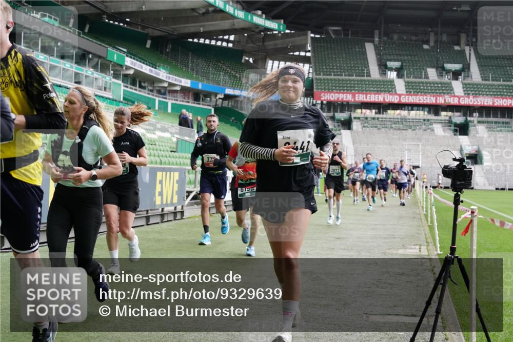 05.10.2025 - 20. swb-Marathon Bremen Michael Burmester http://msf.ph/oto/9329639 05.10.2025 13:01:17 Laufen im Stadion 58, 72, 152, 156, 335, 440, 488, 546, 672, 979, 1082, 1182, 1238, 1273, 1423, 1732, 1893, 1968, 1973, 1996, 1998, 2096, 2102, 2196, 2235, 2330, 2369, 2433, 2446, 2565, 2661, 2668, 2706, 2712, 2806, 2822, 2918, 2995, 3209, 3360, 3387, 3604, 3662, 3663, 3877, 3979, 4086, 4128, 4216, 4263, 4329, 4618, 4788, 5011, 5048, 5080, 5121, 5150, 5183, 5272, 5329, 5414, 5727, 5752, 5836, 5841, 5985, 6082, 6440, 6523, 47, 52, 283, 498, 575, 694, 1017, 1116, 2745 meine-sportfotos.de