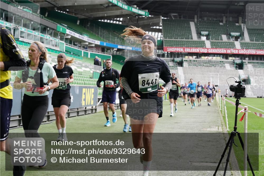 05.10.2025 - 20. swb-Marathon Bremen Michael Burmester http://msf.ph/oto/9329643 05.10.2025 13:01:18 Laufen im Stadion 58, 72, 152, 156, 335, 440, 488, 546, 672, 979, 1082, 1238, 1273, 1423, 1732, 1893, 1968, 1973, 1996, 1998, 2096, 2102, 2196, 2235, 2330, 2369, 2433, 2446, 2565, 2661, 2668, 2706, 2712, 2806, 2822, 2918, 2991, 2995, 3209, 3360, 3387, 3604, 3662, 3663, 3877, 3979, 4086, 4128, 4216, 4263, 4329, 4618, 4788, 4947, 5011, 5048, 5080, 5121, 5150, 5183, 5309, 5329, 5414, 5557, 5727, 5752, 5836, 5841, 5985, 6082, 6440, 6523, 52, 283, 498, 575, 694, 1017, 1116, 2745 meine-sportfotos.de