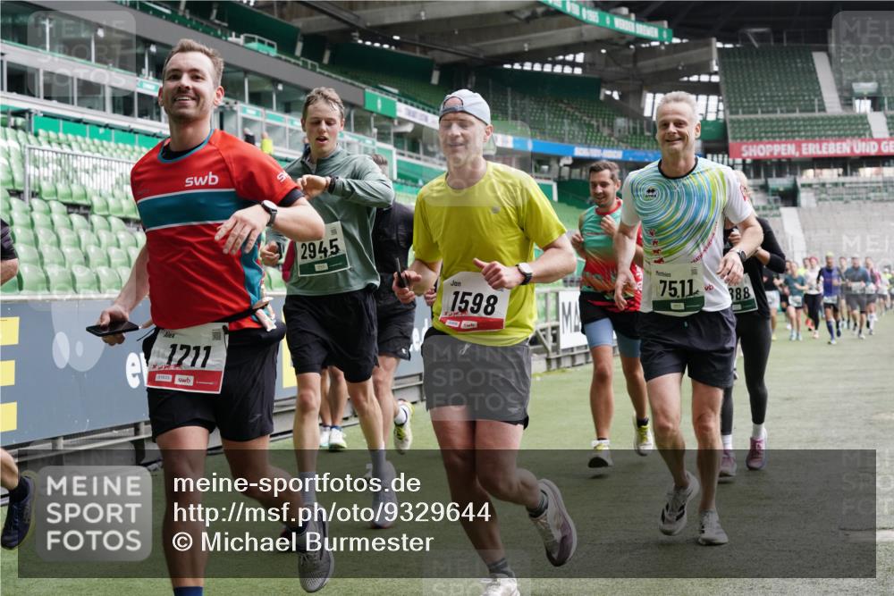 05.10.2025 - 20. swb-Marathon Bremen Michael Burmester http://msf.ph/oto/9329644 05.10.2025 12:59:21 Laufen im Stadion 27, 99, 219, 226, 586, 667, 807, 1043, 1229, 1516, 1598, 1711, 1843, 1854, 2496, 2663, 2797, 2941, 2945, 3086, 3087, 3141, 3615, 3747, 3791, 3888, 4095, 4113, 4380, 4395, 4486, 4522, 4536, 4827, 4909, 4967, 5123, 5493, 5510, 5530, 5584, 5722, 5808, 5878, 5891, 6007, 6030, 6374, 6561, 6624, 6882, 7169, 7185, 7201, 7262, 7311, 7312, 7398, 7421, 7467, 7511, 7550, 7906, 7929, 8097, 8214, 8247, 8355, 8372, 8485, 8539, 8981, 9024, 9072, 10526, 726 meine-sportfotos.de