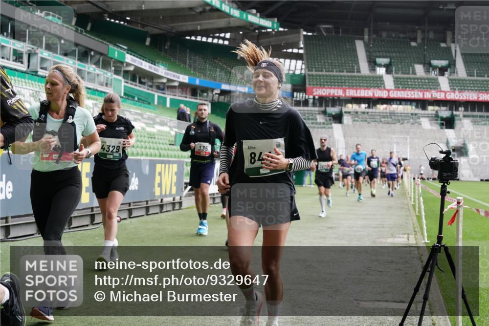 05.10.2025 - 20. swb-Marathon Bremen Michael Burmester http://msf.ph/oto/9329647 05.10.2025 13:01:18 Laufen im Stadion 58, 72, 152, 156, 335, 440, 488, 546, 672, 979, 1082, 1238, 1273, 1423, 1732, 1893, 1968, 1973, 1996, 1998, 2096, 2102, 2196, 2235, 2330, 2369, 2433, 2446, 2565, 2661, 2668, 2706, 2712, 2806, 2822, 2918, 2991, 2995, 3209, 3360, 3387, 3604, 3662, 3663, 3877, 3979, 4086, 4128, 4216, 4263, 4329, 4618, 4788, 4947, 5011, 5048, 5080, 5121, 5150, 5183, 5309, 5329, 5414, 5557, 5727, 5752, 5836, 5841, 5985, 6082, 6440, 6523, 52, 283, 498, 575, 694, 1017, 1116, 2745 meine-sportfotos.de