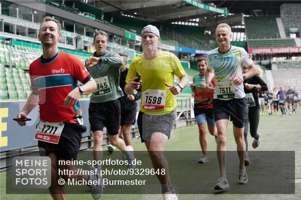 05.10.2025 - 20. swb-Marathon Bremen Michael Burmester http://msf.ph/oto/9329648 05.10.2025 12:59:21 Laufen im Stadion 27, 99, 219, 226, 586, 667, 807, 1043, 1229, 1516, 1598, 1711, 1843, 1854, 2496, 2663, 2797, 2941, 2945, 3086, 3087, 3141, 3615, 3747, 3791, 3888, 4095, 4113, 4380, 4395, 4486, 4522, 4536, 4827, 4909, 4967, 5123, 5493, 5510, 5530, 5584, 5722, 5808, 5878, 5891, 6007, 6030, 6374, 6561, 6624, 6882, 7169, 7185, 7201, 7262, 7311, 7312, 7398, 7421, 7467, 7511, 7550, 7906, 7929, 8097, 8214, 8247, 8355, 8372, 8485, 8539, 8981, 9024, 9072, 10526, 726 meine-sportfotos.de