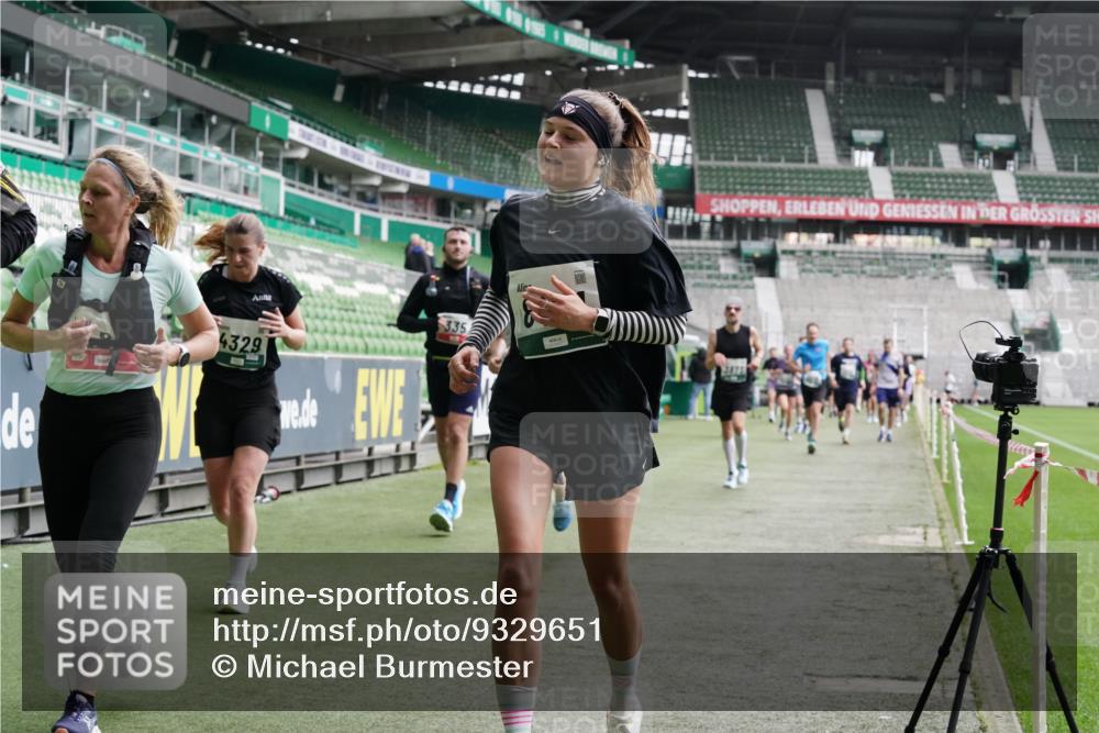 05.10.2025 - 20. swb-Marathon Bremen Michael Burmester http://msf.ph/oto/9329651 05.10.2025 13:01:18 Laufen im Stadion 58, 72, 152, 156, 335, 440, 488, 546, 672, 979, 1082, 1238, 1273, 1423, 1732, 1893, 1968, 1973, 1996, 1998, 2096, 2102, 2196, 2235, 2330, 2369, 2433, 2446, 2565, 2661, 2668, 2706, 2712, 2806, 2822, 2918, 2991, 2995, 3209, 3360, 3387, 3604, 3662, 3663, 3877, 3979, 4086, 4128, 4216, 4263, 4329, 4618, 4788, 4947, 5011, 5048, 5080, 5121, 5150, 5183, 5309, 5329, 5414, 5557, 5727, 5752, 5836, 5841, 5985, 6082, 6440, 6523, 52, 283, 498, 575, 694, 1017, 1116, 2745 meine-sportfotos.de