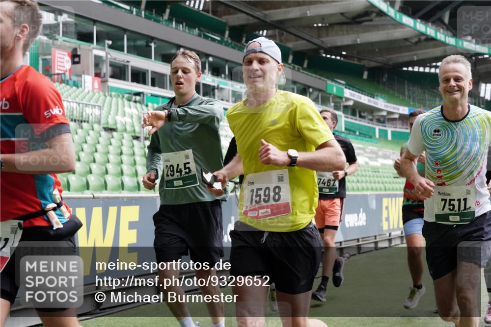 05.10.2025 - 20. swb-Marathon Bremen Michael Burmester http://msf.ph/oto/9329652 05.10.2025 12:59:22 Laufen im Stadion 27, 99, 219, 226, 586, 667, 807, 1043, 1229, 1516, 1598, 1711, 1843, 1854, 2496, 2663, 2797, 2941, 2945, 3086, 3087, 3141, 3747, 3791, 3888, 4095, 4113, 4380, 4395, 4486, 4522, 4536, 4827, 4909, 4967, 5123, 5493, 5510, 5530, 5584, 5722, 5808, 5891, 6007, 6030, 6374, 6561, 6624, 6882, 7169, 7185, 7201, 7262, 7311, 7312, 7398, 7421, 7467, 7511, 7550, 7906, 7929, 8097, 8214, 8247, 8355, 8372, 8485, 8539, 8981, 9024, 9072, 10526, 726 meine-sportfotos.de