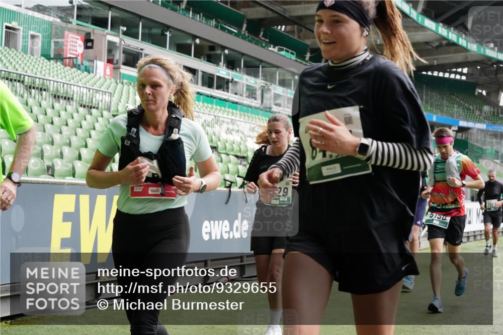05.10.2025 - 20. swb-Marathon Bremen Michael Burmester http://msf.ph/oto/9329655 05.10.2025 13:01:18 Laufen im Stadion 58, 72, 152, 156, 335, 440, 488, 546, 672, 979, 1082, 1238, 1273, 1423, 1732, 1893, 1968, 1973, 1996, 1998, 2096, 2102, 2196, 2235, 2330, 2369, 2433, 2446, 2565, 2661, 2668, 2706, 2712, 2806, 2822, 2918, 2991, 2995, 3209, 3360, 3387, 3604, 3662, 3663, 3877, 3979, 4086, 4128, 4216, 4263, 4329, 4618, 4788, 4947, 5011, 5048, 5080, 5121, 5150, 5183, 5309, 5329, 5414, 5557, 5727, 5752, 5836, 5841, 5985, 6082, 6440, 6523, 52, 283, 498, 575, 694, 1017, 1116, 2745 meine-sportfotos.de
