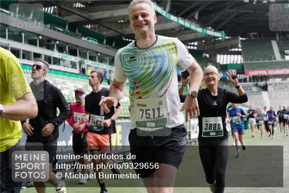 05.10.2025 - 20. swb-Marathon Bremen Michael Burmester http://msf.ph/oto/9329656 05.10.2025 12:59:22 Laufen im Stadion 27, 99, 219, 226, 586, 667, 807, 1043, 1229, 1516, 1598, 1711, 1843, 1854, 2496, 2663, 2797, 2941, 2945, 3086, 3087, 3141, 3747, 3791, 3888, 4095, 4113, 4380, 4395, 4486, 4522, 4536, 4827, 4909, 4967, 5123, 5493, 5510, 5530, 5584, 5722, 5808, 5891, 6007, 6030, 6374, 6561, 6624, 6882, 7169, 7185, 7201, 7262, 7311, 7312, 7398, 7421, 7467, 7511, 7550, 7906, 7929, 8097, 8214, 8247, 8355, 8372, 8485, 8539, 8981, 9024, 9072, 10526, 726 meine-sportfotos.de