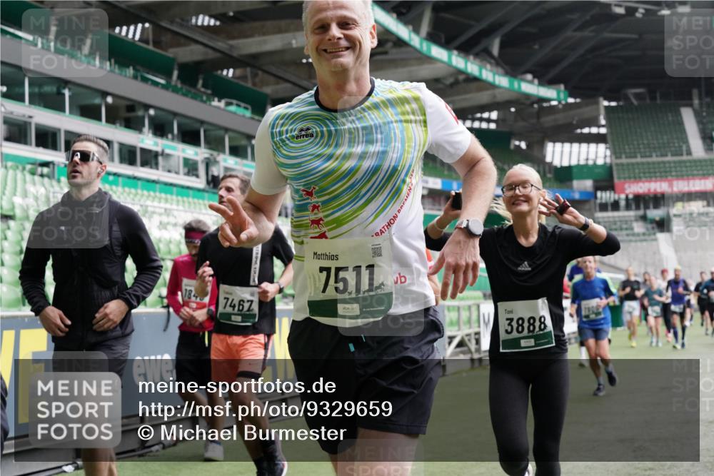 05.10.2025 - 20. swb-Marathon Bremen Michael Burmester http://msf.ph/oto/9329659 05.10.2025 12:59:22 Laufen im Stadion 27, 99, 219, 226, 586, 667, 807, 1043, 1229, 1516, 1598, 1711, 1843, 1854, 2496, 2663, 2797, 2941, 2945, 3086, 3087, 3141, 3747, 3791, 3888, 4095, 4113, 4380, 4395, 4486, 4522, 4536, 4827, 4909, 4967, 5123, 5493, 5510, 5530, 5584, 5722, 5808, 5891, 6007, 6030, 6374, 6561, 6624, 6882, 7169, 7185, 7201, 7262, 7311, 7312, 7398, 7421, 7467, 7511, 7550, 7906, 7929, 8097, 8214, 8247, 8355, 8372, 8485, 8539, 8981, 9024, 9072, 10526, 726 meine-sportfotos.de