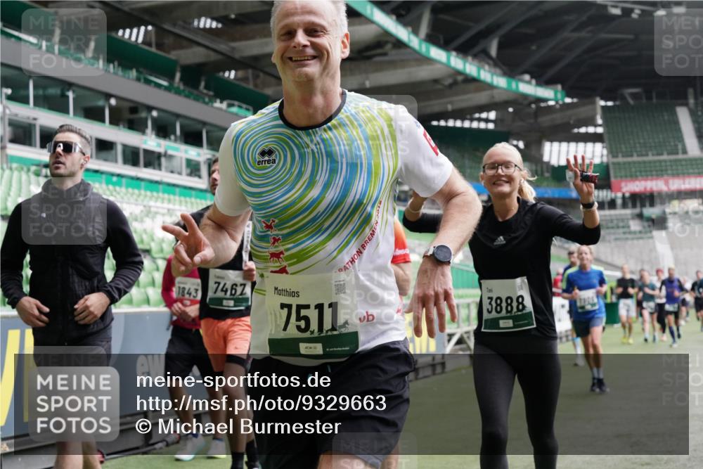 05.10.2025 - 20. swb-Marathon Bremen Michael Burmester http://msf.ph/oto/9329663 05.10.2025 12:59:22 Laufen im Stadion 27, 99, 219, 226, 586, 667, 807, 1043, 1229, 1516, 1598, 1711, 1843, 1854, 2496, 2663, 2797, 2941, 2945, 3086, 3087, 3141, 3747, 3791, 3888, 4095, 4113, 4380, 4395, 4486, 4522, 4536, 4827, 4909, 4967, 5123, 5493, 5510, 5530, 5584, 5722, 5808, 5891, 6007, 6030, 6374, 6561, 6624, 6882, 7169, 7185, 7201, 7262, 7311, 7312, 7398, 7421, 7467, 7511, 7550, 7906, 7929, 8097, 8214, 8247, 8355, 8372, 8485, 8539, 8981, 9024, 9072, 10526, 726 meine-sportfotos.de