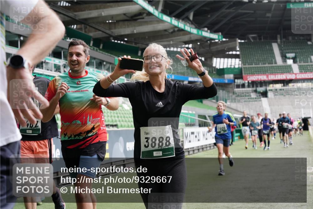05.10.2025 - 20. swb-Marathon Bremen Michael Burmester http://msf.ph/oto/9329667 05.10.2025 12:59:23 Laufen im Stadion 27, 99, 219, 226, 586, 667, 807, 1043, 1229, 1516, 1598, 1711, 1843, 1854, 2496, 2663, 2797, 2941, 2945, 3086, 3087, 3141, 3747, 3791, 3888, 4095, 4113, 4380, 4395, 4486, 4536, 4827, 4909, 4967, 5123, 5493, 5510, 5530, 5584, 5722, 5808, 5891, 6007, 6030, 6374, 6561, 6624, 6882, 7169, 7185, 7201, 7262, 7311, 7312, 7398, 7421, 7467, 7511, 7550, 7906, 7929, 8097, 8214, 8247, 8355, 8372, 8485, 8539, 8981, 9024, 9072, 10526, 726 meine-sportfotos.de