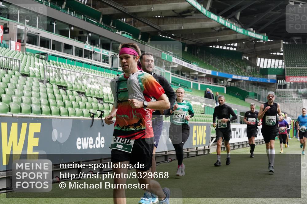 05.10.2025 - 20. swb-Marathon Bremen Michael Burmester http://msf.ph/oto/9329668 05.10.2025 13:01:20 Laufen im Stadion 58, 72, 152, 156, 335, 440, 488, 546, 672, 979, 1082, 1238, 1273, 1423, 1732, 1893, 1933, 1968, 1973, 1996, 1998, 2096, 2102, 2196, 2235, 2330, 2369, 2433, 2446, 2565, 2661, 2668, 2706, 2712, 2806, 2918, 2991, 2995, 3209, 3360, 3387, 3604, 3662, 3663, 3877, 3979, 4086, 4128, 4216, 4263, 4329, 4618, 4788, 4947, 4980, 5011, 5048, 5080, 5121, 5150, 5183, 5309, 5329, 5414, 5557, 5727, 5752, 5836, 5841, 5985, 6082, 52, 498, 575, 694, 1017, 1116, 2745 meine-sportfotos.de