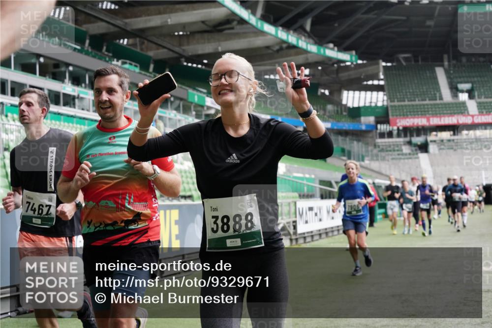 05.10.2025 - 20. swb-Marathon Bremen Michael Burmester http://msf.ph/oto/9329671 05.10.2025 12:59:23 Laufen im Stadion 27, 99, 219, 226, 586, 667, 807, 1043, 1229, 1516, 1598, 1711, 1843, 1854, 2496, 2663, 2797, 2941, 2945, 3086, 3087, 3141, 3747, 3791, 3888, 4095, 4113, 4380, 4395, 4486, 4536, 4827, 4909, 4967, 5123, 5493, 5510, 5530, 5584, 5722, 5808, 5891, 6007, 6030, 6374, 6561, 6624, 6882, 7169, 7185, 7201, 7262, 7311, 7312, 7398, 7421, 7467, 7511, 7550, 7906, 7929, 8097, 8214, 8247, 8355, 8372, 8485, 8539, 8981, 9024, 9072, 10526, 726 meine-sportfotos.de