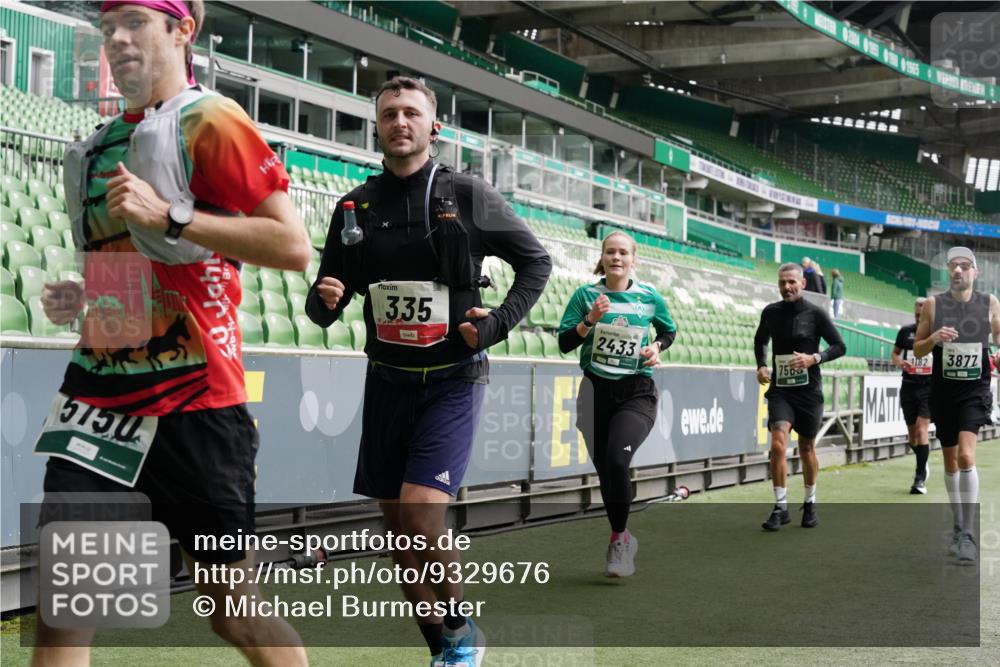 05.10.2025 - 20. swb-Marathon Bremen Michael Burmester http://msf.ph/oto/9329676 05.10.2025 13:01:21 Laufen im Stadion 58, 72, 152, 156, 335, 440, 488, 546, 672, 979, 1082, 1238, 1273, 1423, 1732, 1893, 1933, 1968, 1973, 1996, 1998, 2096, 2102, 2196, 2235, 2330, 2369, 2433, 2446, 2565, 2661, 2668, 2706, 2712, 2806, 2918, 2991, 2995, 3209, 3360, 3387, 3604, 3662, 3663, 3673, 3877, 3979, 4086, 4128, 4216, 4263, 4329, 4618, 4788, 4947, 4980, 5011, 5048, 5080, 5121, 5150, 5183, 5309, 5329, 5414, 5557, 5727, 5752, 5836, 5841, 5985, 6082, 52, 498, 575, 694, 1017, 1116, 2745 meine-sportfotos.de
