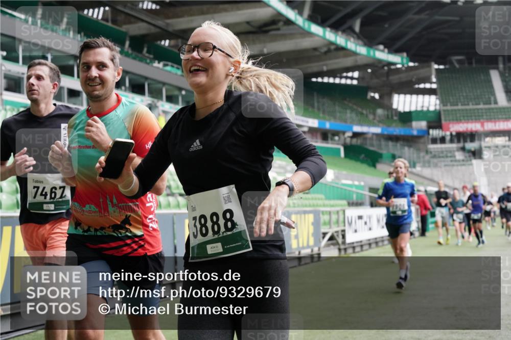 05.10.2025 - 20. swb-Marathon Bremen Michael Burmester http://msf.ph/oto/9329679 05.10.2025 12:59:23 Laufen im Stadion 27, 99, 219, 226, 586, 667, 807, 1043, 1229, 1516, 1598, 1711, 1843, 1854, 2496, 2663, 2797, 2941, 2945, 3086, 3087, 3141, 3747, 3791, 3888, 4095, 4113, 4380, 4395, 4486, 4536, 4827, 4909, 4967, 5123, 5493, 5510, 5530, 5584, 5722, 5808, 5891, 6007, 6030, 6374, 6561, 6624, 6882, 7169, 7185, 7201, 7262, 7311, 7312, 7398, 7421, 7467, 7511, 7550, 7906, 7929, 8097, 8214, 8247, 8355, 8372, 8485, 8539, 8981, 9024, 9072, 10526, 726 meine-sportfotos.de