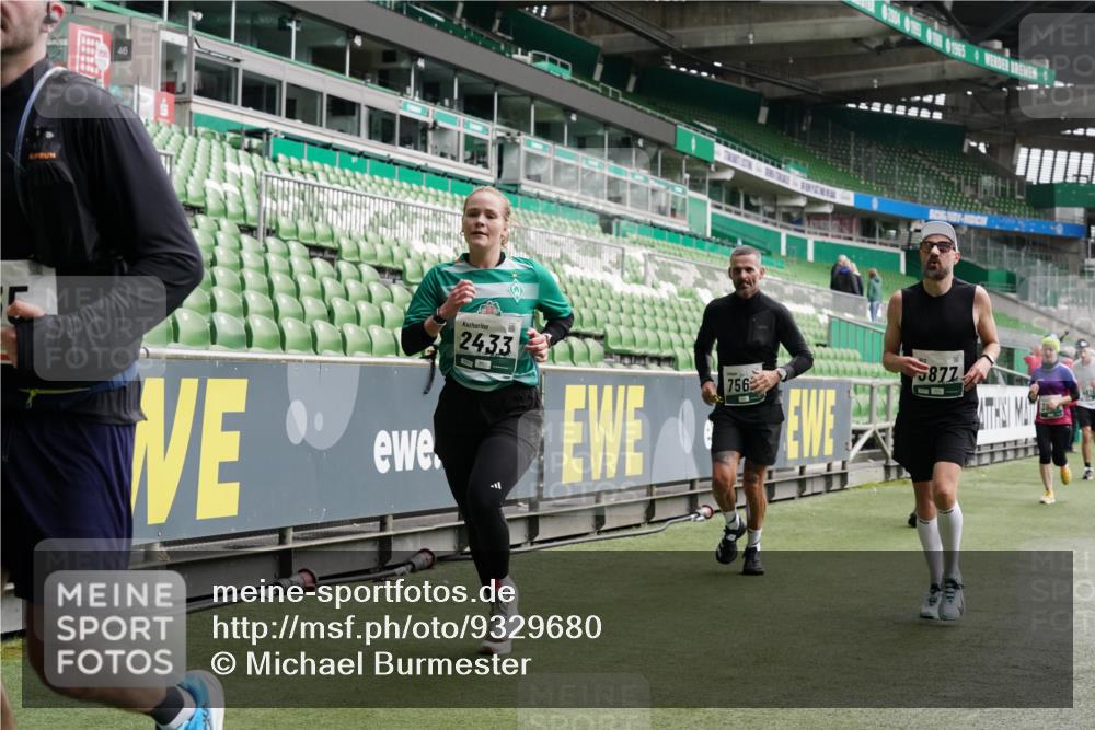 05.10.2025 - 20. swb-Marathon Bremen Michael Burmester http://msf.ph/oto/9329680 05.10.2025 13:01:21 Laufen im Stadion 58, 72, 152, 156, 335, 440, 488, 546, 672, 979, 1082, 1238, 1273, 1423, 1732, 1893, 1933, 1968, 1973, 1996, 1998, 2096, 2102, 2196, 2235, 2330, 2369, 2433, 2446, 2565, 2661, 2668, 2706, 2712, 2806, 2918, 2991, 2995, 3209, 3360, 3387, 3604, 3662, 3663, 3673, 3877, 3979, 4086, 4128, 4216, 4263, 4329, 4618, 4788, 4947, 4980, 5011, 5048, 5080, 5121, 5150, 5183, 5309, 5329, 5414, 5557, 5727, 5752, 5836, 5841, 5985, 6082, 52, 498, 575, 694, 1017, 1116, 2745 meine-sportfotos.de