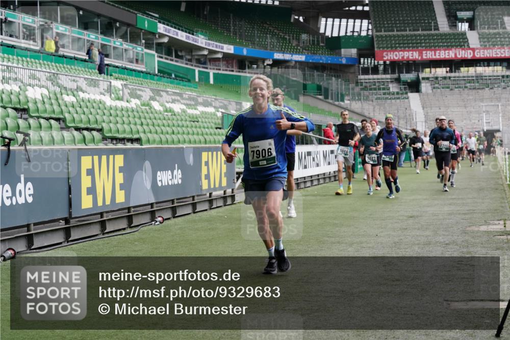 05.10.2025 - 20. swb-Marathon Bremen Michael Burmester http://msf.ph/oto/9329683 05.10.2025 12:59:24 Laufen im Stadion 27, 99, 219, 226, 586, 667, 807, 1043, 1229, 1516, 1598, 1711, 1843, 1854, 2496, 2663, 2782, 2797, 2941, 2945, 3086, 3087, 3141, 3747, 3791, 3888, 4095, 4113, 4380, 4395, 4486, 4536, 4827, 4909, 4967, 5123, 5493, 5510, 5530, 5584, 5722, 5808, 5891, 6007, 6030, 6374, 6439, 6561, 6624, 6882, 7169, 7185, 7201, 7262, 7311, 7312, 7398, 7421, 7467, 7511, 7550, 7906, 7929, 8097, 8214, 8247, 8355, 8372, 8485, 8539, 8981, 9024, 9072, 10526, 726 meine-sportfotos.de