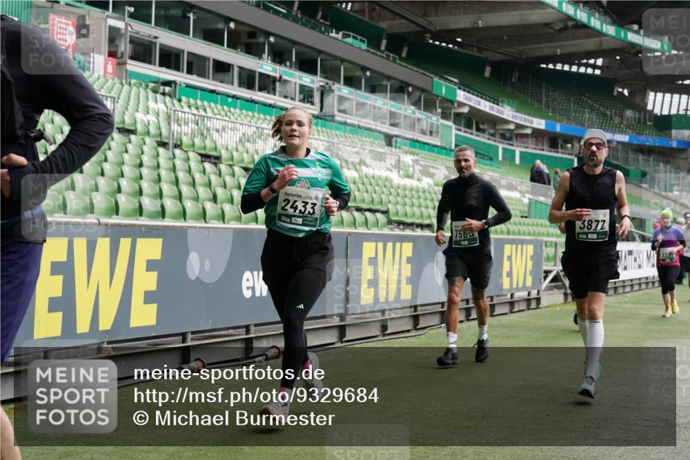 05.10.2025 - 20. swb-Marathon Bremen Michael Burmester http://msf.ph/oto/9329684 05.10.2025 13:01:21 Laufen im Stadion 58, 72, 152, 156, 335, 440, 488, 546, 672, 979, 1082, 1238, 1273, 1423, 1732, 1893, 1933, 1968, 1973, 1996, 1998, 2096, 2102, 2196, 2235, 2330, 2369, 2433, 2446, 2565, 2661, 2668, 2706, 2712, 2806, 2918, 2991, 2995, 3209, 3360, 3387, 3604, 3662, 3663, 3673, 3877, 3979, 4086, 4128, 4216, 4263, 4329, 4618, 4788, 4947, 4980, 5011, 5048, 5080, 5121, 5150, 5183, 5309, 5329, 5414, 5557, 5727, 5752, 5836, 5841, 5985, 6082, 52, 498, 575, 694, 1017, 1116, 2745 meine-sportfotos.de