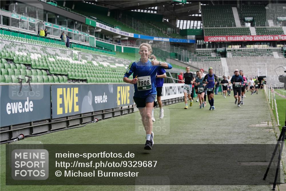 05.10.2025 - 20. swb-Marathon Bremen Michael Burmester http://msf.ph/oto/9329687 05.10.2025 12:59:24 Laufen im Stadion 27, 99, 219, 226, 586, 667, 807, 1043, 1229, 1516, 1598, 1711, 1843, 1854, 2496, 2663, 2782, 2797, 2941, 2945, 3086, 3087, 3141, 3747, 3791, 3888, 4095, 4113, 4380, 4395, 4486, 4536, 4827, 4909, 4967, 5123, 5493, 5510, 5530, 5584, 5722, 5808, 5891, 6007, 6030, 6374, 6439, 6561, 6624, 6882, 7169, 7185, 7201, 7262, 7311, 7312, 7398, 7421, 7467, 7511, 7550, 7906, 7929, 8097, 8214, 8247, 8355, 8372, 8485, 8539, 8981, 9024, 9072, 10526, 726 meine-sportfotos.de