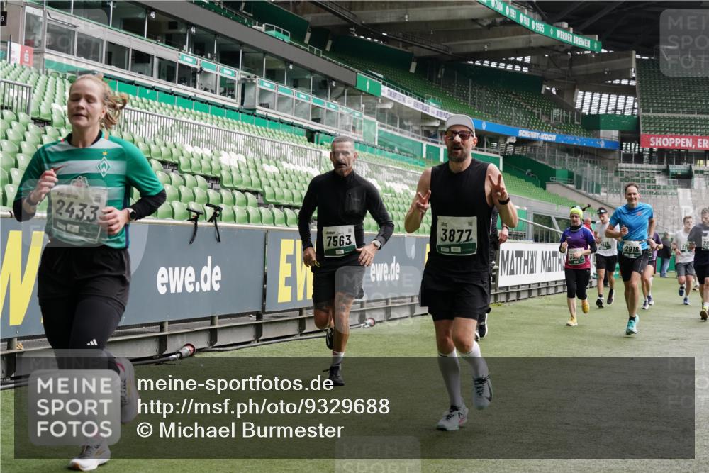 05.10.2025 - 20. swb-Marathon Bremen Michael Burmester http://msf.ph/oto/9329688 05.10.2025 13:01:22 Laufen im Stadion 58, 72, 152, 156, 335, 440, 488, 493, 546, 672, 979, 1082, 1238, 1273, 1423, 1732, 1893, 1933, 1968, 1973, 1996, 1998, 2096, 2102, 2196, 2235, 2330, 2369, 2433, 2446, 2565, 2661, 2668, 2706, 2712, 2806, 2918, 2991, 2995, 3209, 3360, 3387, 3604, 3662, 3663, 3673, 3877, 3979, 4086, 4128, 4216, 4263, 4329, 4618, 4788, 4947, 4980, 5011, 5048, 5080, 5121, 5150, 5183, 5309, 5329, 5414, 5557, 5727, 5731, 5752, 5836, 5841, 5985, 6082, 52, 498, 575, 694, 1017, 1116, 2745 meine-sportfotos.de