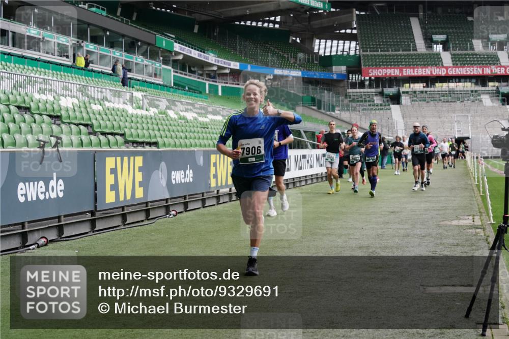 05.10.2025 - 20. swb-Marathon Bremen Michael Burmester http://msf.ph/oto/9329691 05.10.2025 12:59:25 Laufen im Stadion 27, 99, 219, 226, 586, 667, 807, 1043, 1229, 1516, 1598, 1711, 1843, 1854, 2496, 2663, 2782, 2797, 2941, 2945, 3086, 3087, 3141, 3592, 3747, 3791, 3888, 4095, 4113, 4380, 4395, 4486, 4536, 4827, 4909, 4967, 5123, 5493, 5510, 5530, 5584, 5722, 5808, 5891, 6007, 6030, 6374, 6439, 6561, 6624, 6882, 7169, 7185, 7201, 7262, 7311, 7312, 7398, 7421, 7467, 7511, 7550, 7906, 7929, 8097, 8214, 8247, 8355, 8372, 8485, 8539, 8981, 9024, 9072, 10526, 726 meine-sportfotos.de