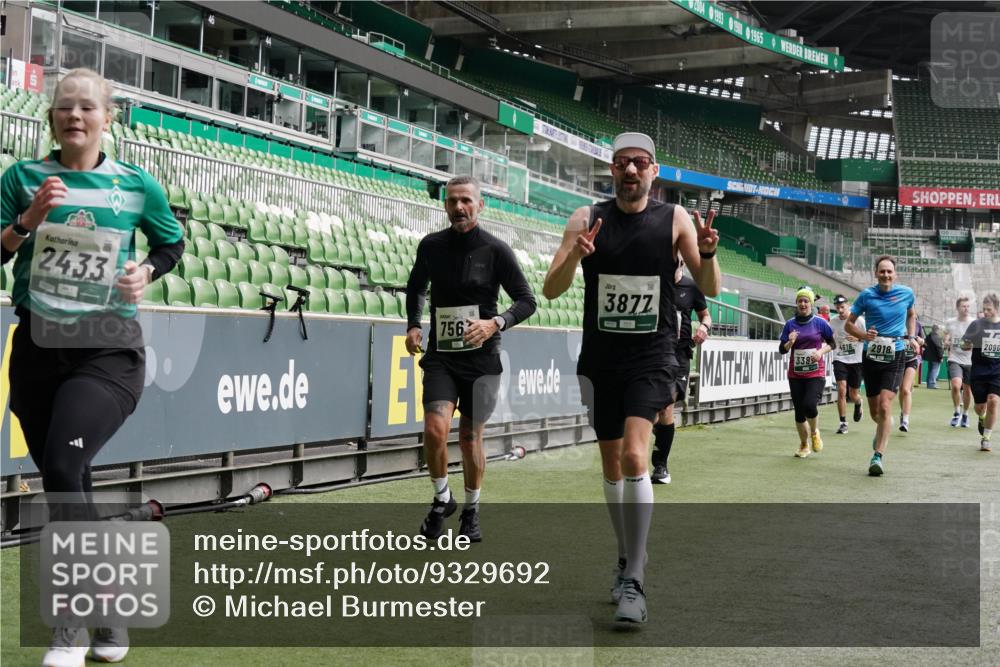 05.10.2025 - 20. swb-Marathon Bremen Michael Burmester http://msf.ph/oto/9329692 05.10.2025 13:01:22 Laufen im Stadion 58, 72, 152, 156, 335, 440, 488, 493, 546, 672, 979, 1082, 1238, 1273, 1423, 1732, 1893, 1933, 1968, 1973, 1996, 1998, 2096, 2102, 2196, 2235, 2330, 2369, 2433, 2446, 2565, 2661, 2668, 2706, 2712, 2806, 2918, 2991, 2995, 3209, 3360, 3387, 3604, 3662, 3663, 3673, 3877, 3979, 4086, 4128, 4216, 4263, 4329, 4618, 4788, 4947, 4980, 5011, 5048, 5080, 5121, 5150, 5183, 5309, 5329, 5414, 5557, 5727, 5731, 5752, 5836, 5841, 5985, 6082, 52, 498, 575, 694, 1017, 1116, 2745 meine-sportfotos.de