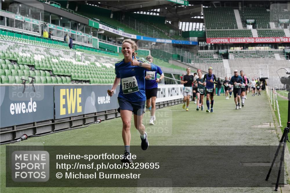05.10.2025 - 20. swb-Marathon Bremen Michael Burmester http://msf.ph/oto/9329695 05.10.2025 12:59:25 Laufen im Stadion 27, 99, 219, 226, 586, 667, 807, 1043, 1229, 1516, 1598, 1711, 1843, 1854, 2496, 2663, 2782, 2797, 2941, 2945, 3086, 3087, 3141, 3592, 3747, 3791, 3888, 4095, 4113, 4380, 4395, 4486, 4536, 4827, 4909, 4967, 5123, 5493, 5510, 5530, 5584, 5722, 5808, 5891, 6007, 6030, 6374, 6439, 6561, 6624, 6882, 7169, 7185, 7201, 7262, 7311, 7312, 7398, 7421, 7467, 7511, 7550, 7906, 7929, 8097, 8214, 8247, 8355, 8372, 8485, 8539, 8981, 9024, 9072, 10526, 726 meine-sportfotos.de