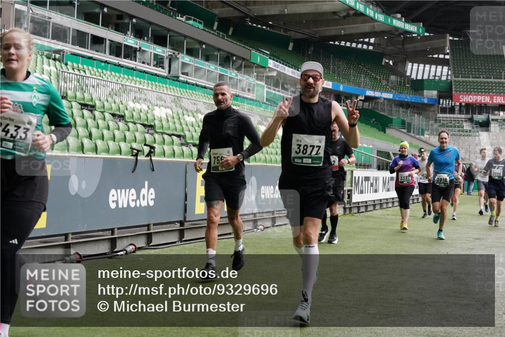 05.10.2025 - 20. swb-Marathon Bremen Michael Burmester http://msf.ph/oto/9329696 05.10.2025 13:01:22 Laufen im Stadion 58, 72, 152, 156, 335, 440, 488, 493, 546, 672, 979, 1082, 1238, 1273, 1423, 1732, 1893, 1933, 1968, 1973, 1996, 1998, 2096, 2102, 2196, 2235, 2330, 2369, 2433, 2446, 2565, 2661, 2668, 2706, 2712, 2806, 2918, 2991, 2995, 3209, 3360, 3387, 3604, 3662, 3663, 3673, 3877, 3979, 4086, 4128, 4216, 4263, 4329, 4618, 4788, 4947, 4980, 5011, 5048, 5080, 5121, 5150, 5183, 5309, 5329, 5414, 5557, 5727, 5731, 5752, 5836, 5841, 5985, 6082, 52, 498, 575, 694, 1017, 1116, 2745 meine-sportfotos.de